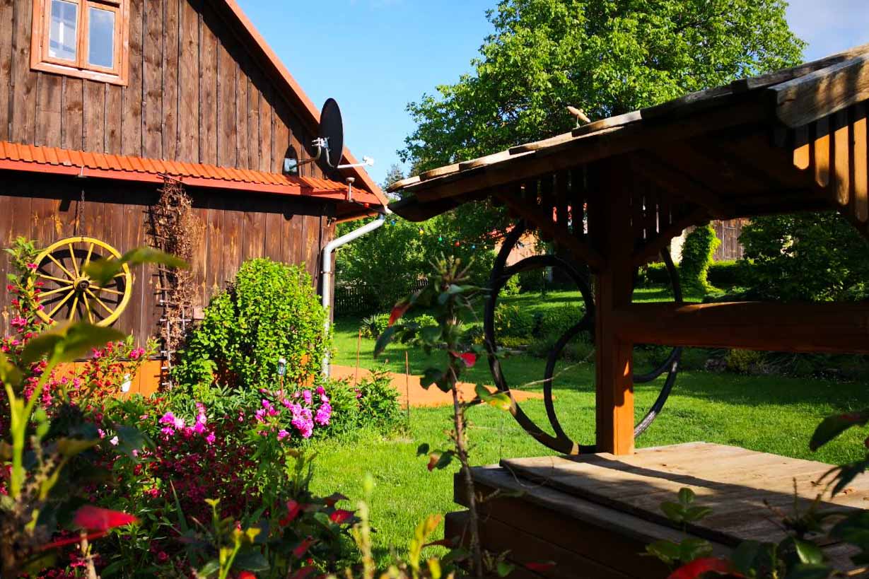 Widok na domek letniskowy od boku