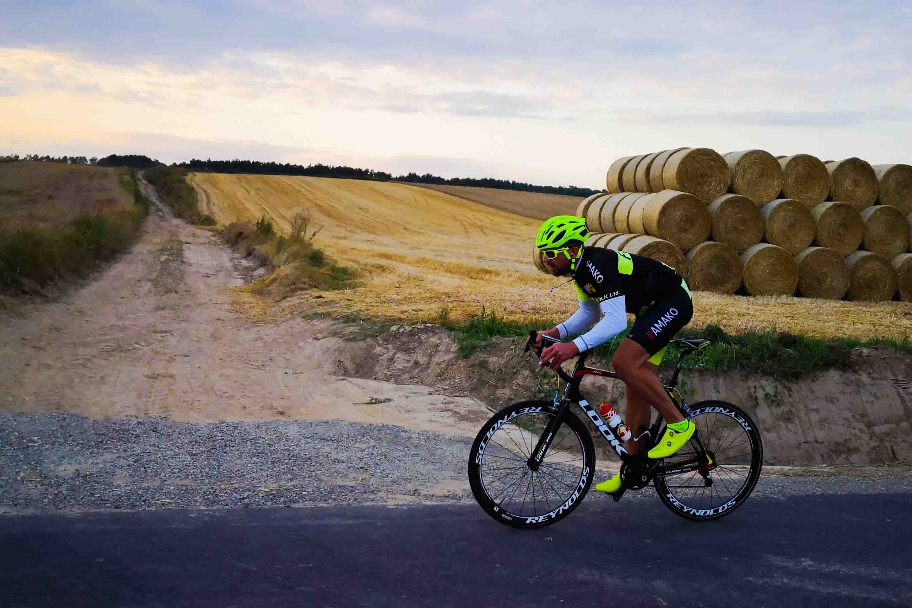 Przy domku letniskowym znajdują się ścieżki rowerowe